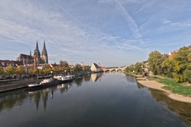 Tuna Nehri 'nde Günışığı ve bulutlarda taş köprüyle Regensburg 