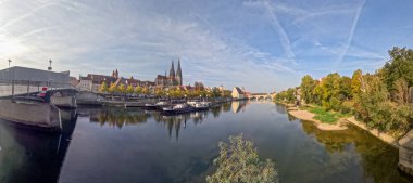 Tuna Nehri 'nde Günışığı ve bulutlarda taş köprüyle Regensburg 