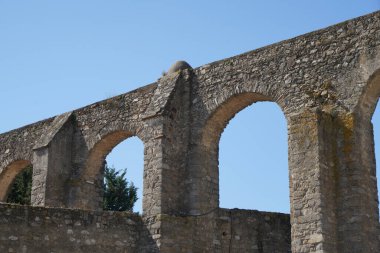 Portekiz 'deki su kemerleri taş köprüleri anımsatan antik su borularıdır.