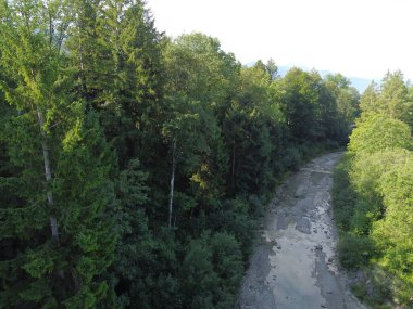 Yukarı Bavyera 'da, güneş doğarken baraj ve büyük taşlarla dolu doğal bir bölgede akarsu, 4k