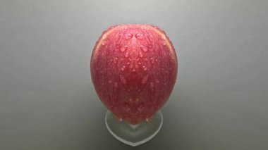 Artistik bir arka plan olarak yansıtılmış elmanın soyut, çarpık ve büyülü hareketleri