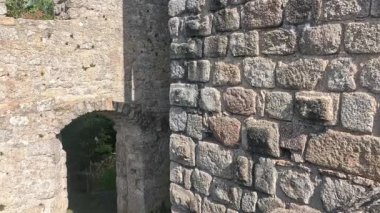 Aşkla restore edilmiş bir kalenin yıkıntıları. Duvarlar görünür.