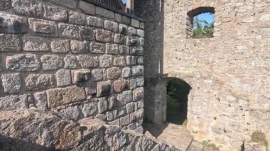 Kale harabeleri yenilenmiş duvarlar, gizemli kuytu köşeler ve çatlaklar.