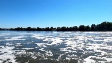 Kilit ve hidroelektrik santralindeki taşkınlık açıldıktan sonra Tuna Nehri 'ndeki güçlü akım