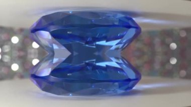 Kristallerle izole edilmiş mavi elmas mücevher.