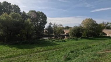 Sonbaharda Regensburg yakınlarındaki Tuna nehrinin manzarası güneşli olacak.