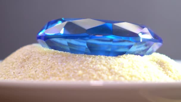 Diamante Azul Contra Fundo Preto Estúdio Areia — Vídeo de Stock