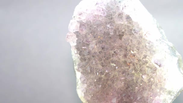 Cuarzo Con Cristales Brillantes Sobre Fondo Gris — Vídeos de Stock