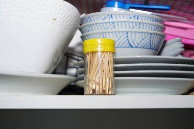 Tabak, tabak, bardak ve bardaklarla dolu mutfak kutusu.,