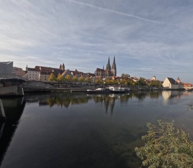 Tuna Nehri 'nde Günışığı ve bulutlarda taş köprüyle Regensburg 