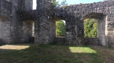 Aşkla restore edilmiş bir kalenin yıkıntıları. Duvarlar görünür.