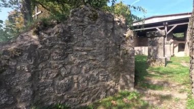 Kale harabeleri yenilenmiş duvarlar, gizemli kuytu köşeler ve çatlaklar.