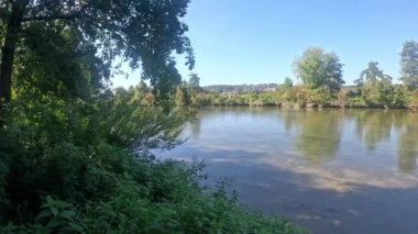 Tuna nehri Bavyera 'da güneş ışığı ve sonbaharda mavi gökyüzü, 4K