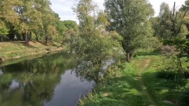 Tuna nehri sonbaharda, güneş ve bulutlarla Regensburg 'da