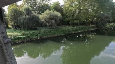 Tuna, sonbaharda bulutlar ve güneşle Regensburg 'da