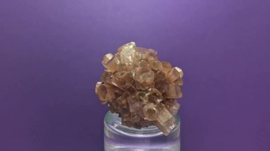 Aragonit aynı zamanda bir karbonat mineralidir ve stüdyodaki döner tablada kristalize olur.