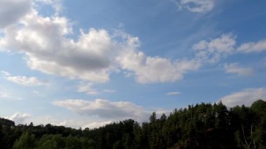 Bulutlar gökyüzünde hareket ediyor, güneş zaman atlamalı modda kararıyor, 4k video