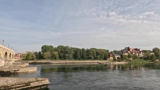Donau Herbst Mit Sonne Und Wolken Regensburg — Stockvideo