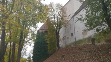 Sonbahar parkındaki eski duvarlar Bavyera 'da bulutlu bir günde