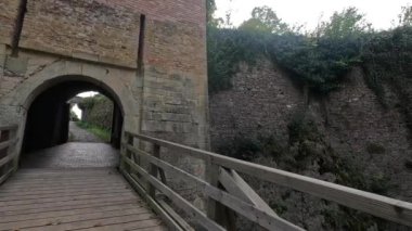 Sonbahar parkındaki eski duvarlar Bavyera 'da bulutlu bir günde