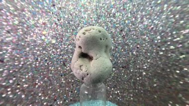 Sahilden gelen taşlar, sahnedeki pikabın üstündeki cam şişeye yerleştirilmiş ilginç bir yapı.