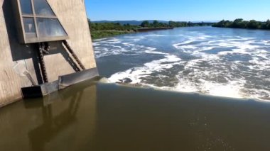 Kilit ve hidroelektrik santralindeki taşkınlık açıldıktan sonra Tuna Nehri 'ndeki güçlü akım