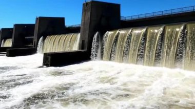 Tuna Nehri sonbaharda, Bavyera 'da güneşli, berrak mavi sularla