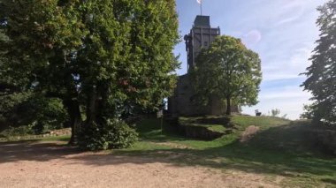 Brennberg harabelerinin iç avlusunda eski ağaçlar ve duvarlar var.