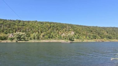 Tuna nehri Bavyera 'da güneş ışığı ve sonbaharda mavi gökyüzü, 4K