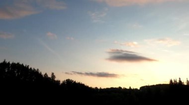 Gece dağlardaki kamp alanında hızlandırılmış video kaset.