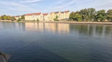 Tuna 'da Regensburg' da Sonbaharda güneş ışığı ve bulutlar altında taş köprü