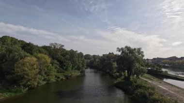 Tuna nehri sonbaharda, güneş ve bulutlarla Regensburg 'da