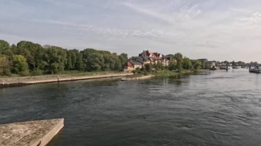 Tuna 'da Regensburg' da Sonbaharda güneş ışığı ve bulutlar altında taş köprü