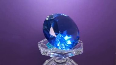 Gemstone yarı değerli taş, kuvars ve kristaller stüdyoda koyu mavi arka planda yansıtılıp işlenmiş.