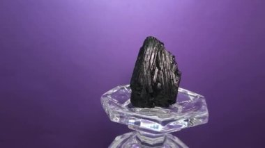 Aynalı bir taşın soyut, çarpıtılmış ve büyülü hareketleri sanatsal bir arka plan olarak gösterilir.