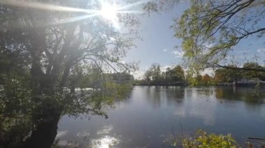 Sonbaharda güneşli havada Regensburg 'da Tuna Nehri kıyısında.