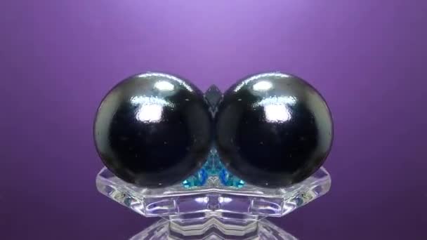 Bola Cristal Sobre Fondo Azul Oscuro Sobre Cristal Gira Ingeniosamente — Vídeo de stock