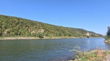 Tuna nehri Bavyera 'da güneş ışığı ve sonbaharda mavi gökyüzü, 4K