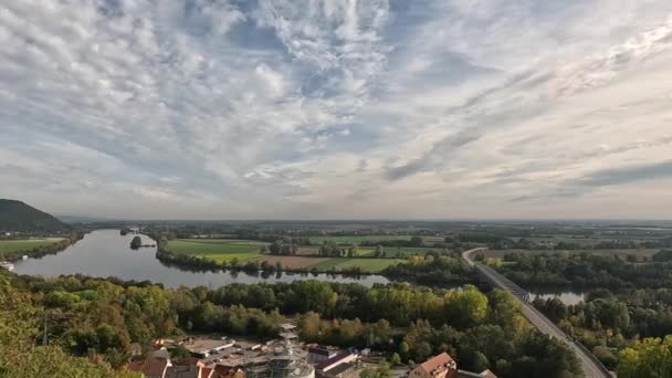 Brzeg Dunaju Regensburgu Jesienią Słoneczną Pogodę — Wideo stockowe