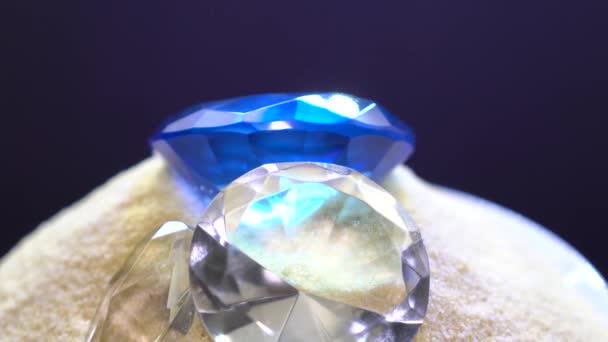 Diamantes Que Yacen Estudio Color Azul Sobre Arena — Vídeos de Stock