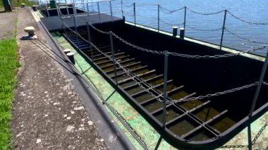 Mavi Tuna 'da bir gemi Rıhtım olarak yeniden inşa edildi