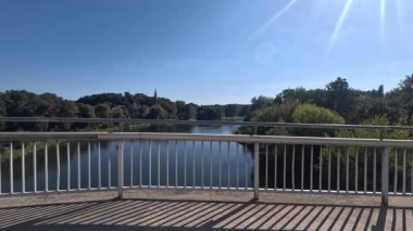 Bavyera 'da Tuna Nehri üzerinde güneş ışığı ve mavi gökyüzü, 4K