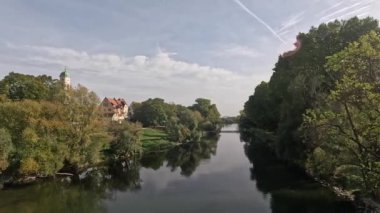 Sonbaharda Regensburg yakınlarındaki Tuna nehrinin manzarası güneşli olacak.