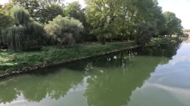 Sonbaharda güneşli havada Regensburg 'da Tuna Nehri kıyısında.