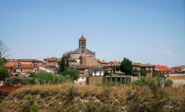 İspanya 'da yaz mevsimi yol boyunca birçok tarla, sığır ve domuzlar otlaklarda