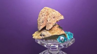 Gemstone yarı değerli taş, kuvars ve kristaller stüdyoda koyu mavi arka planda yansıtılıp işlenmiş.