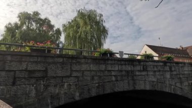 Kale ve Hudetz Kulesi ile Wiesent 'in huzurlu bir yerinde.