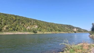 Tuna nehri Bavyera 'da güneş ışığı ve sonbaharda mavi gökyüzü, 4K