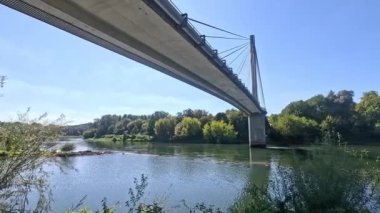 Bavyera 'daki Idyllic arazisi Sonbaharda Tuna nehri güneş ışığı altında