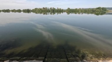 Tuna 'da bulutların durgun sulardaki yansıması mavi gökyüzü ve huzur